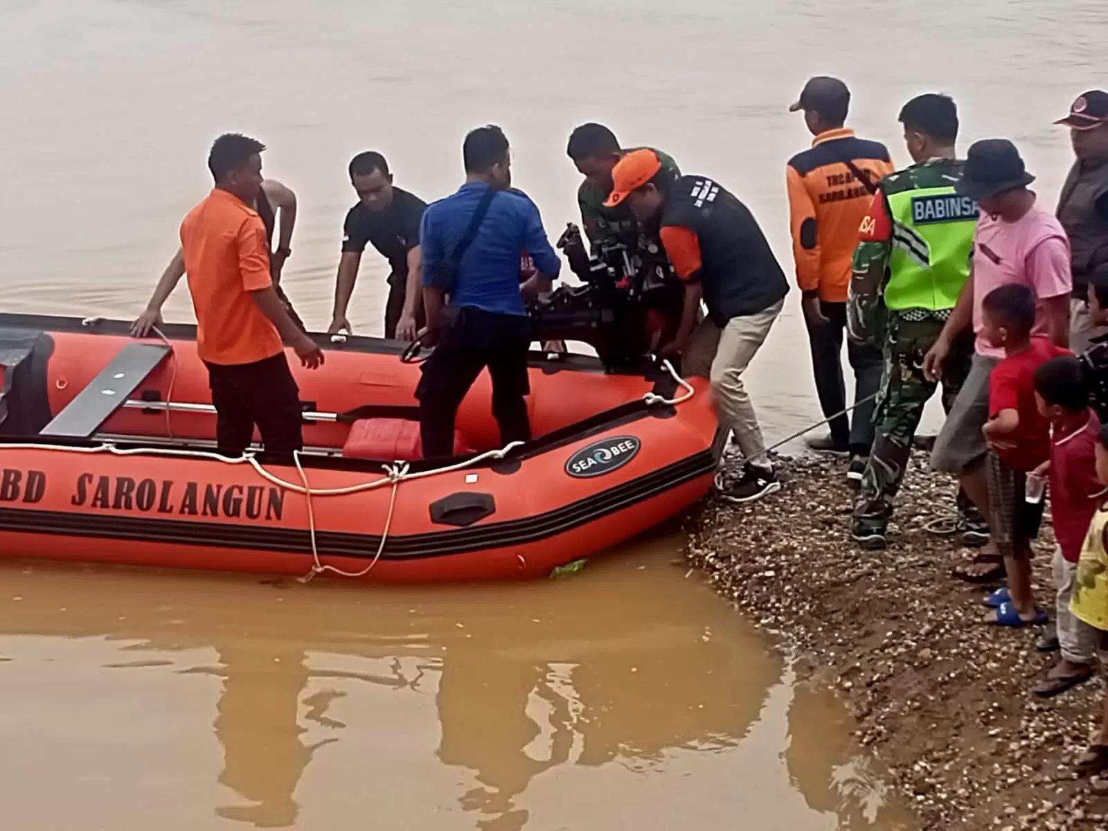 Pencarian Melinda (10), korban tenggelam di Sungai Tembesi, Jumat (02/06/2023).   (ist)