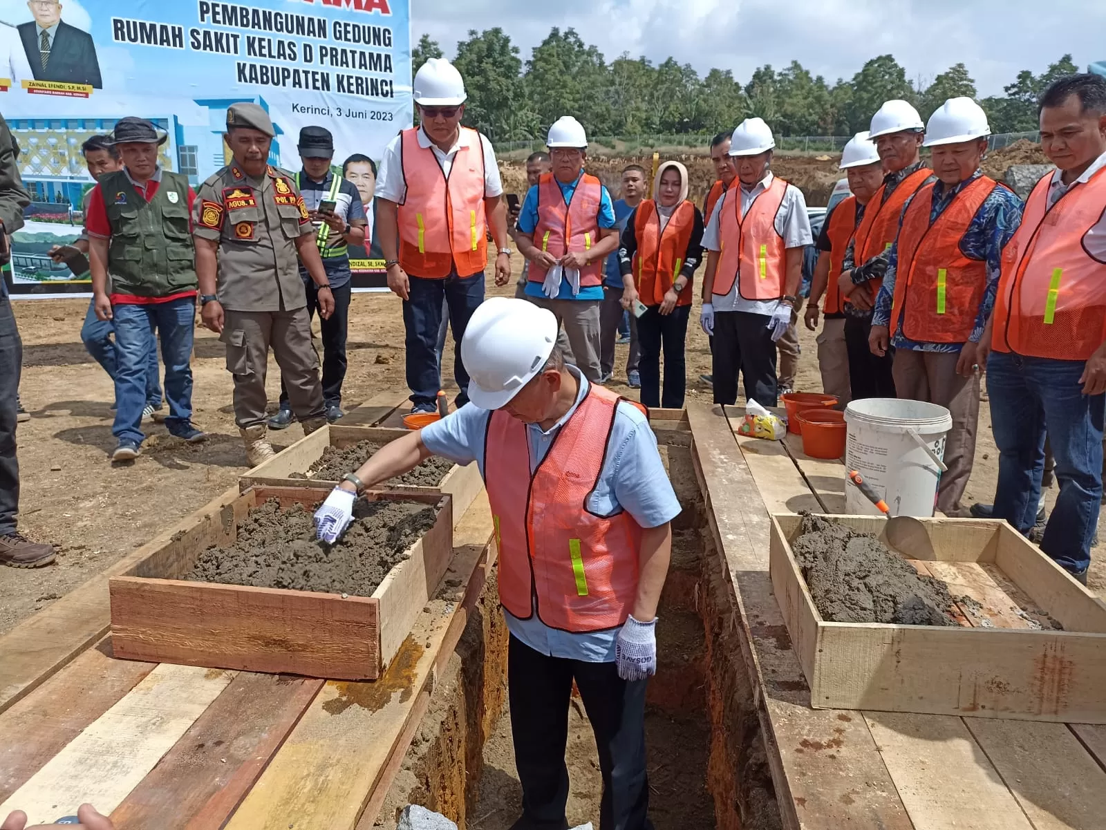 Bupati Kerinci Adirozal melakukan peletakan batu pertama pembangunan rumah sakit di Bukit Kerman (Metrojambi.com/Dedi Aguspriadi)