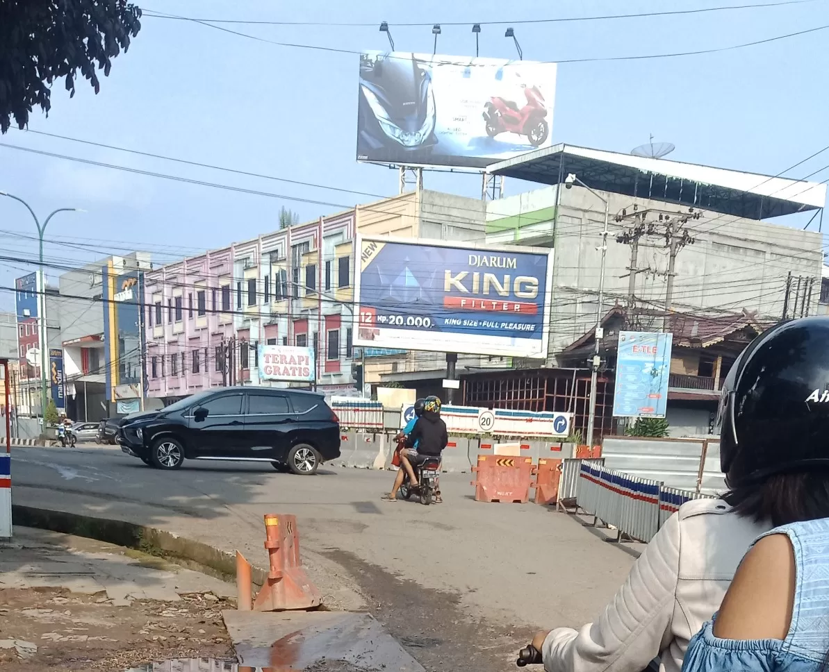 Kondisi jalan di kota Jambi yang menyempit karena ada proyek IPAL menjadi keluhan warga (metrojambi.com/nita priyanti)