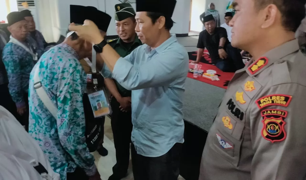 Pemasangan tanda pengenal jamaah haji asal Kabupaten Tanjung Jabung Timur (Metrojambi.com)