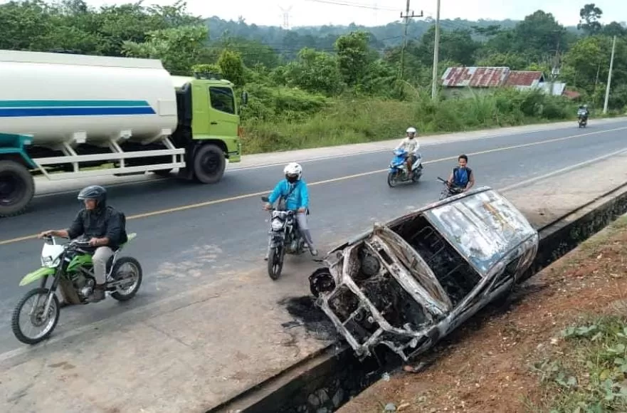 Kondisi mobil Daihatsu Xenia yang terbakar saat melintas di Bungo menuju arah Sumbar (Metrojambi.com)