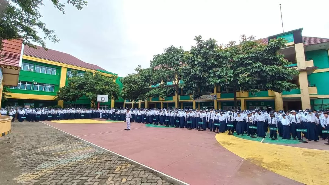 Siswa SMP N 7 Kota Jambi mengikuti upacara (facebook SMP Negeri 7 Kota Jambi)