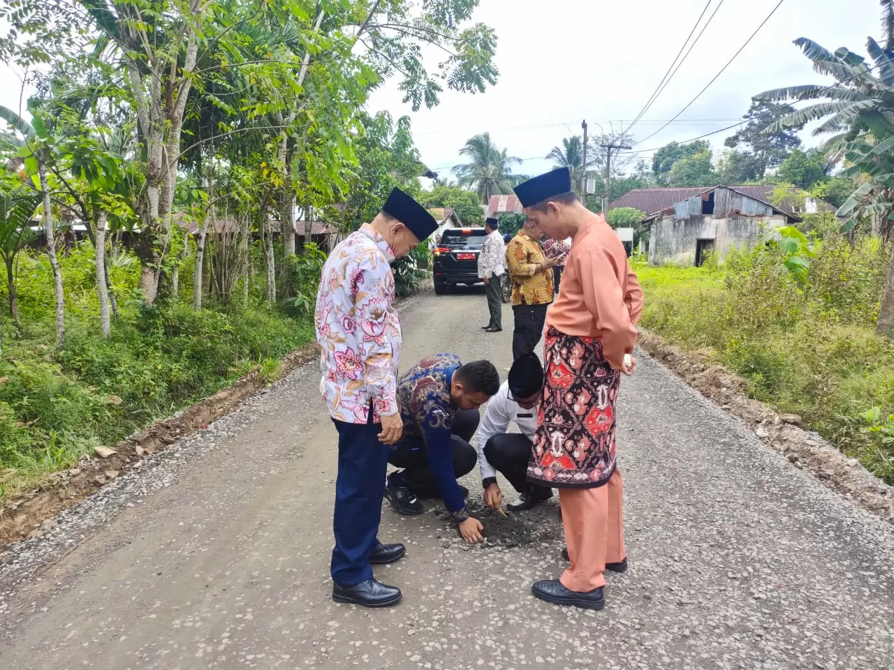 Pj Buoati Aspan saat meninjau salah satu pengerjaan jalan di Kabupaten Teb (Metrojambi.com)