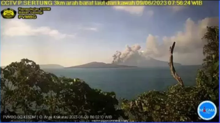 Gunung Anak Krakatau mengalami erupsi pada Sabtu (10/6/2203) (Instagram @pvmbg_)