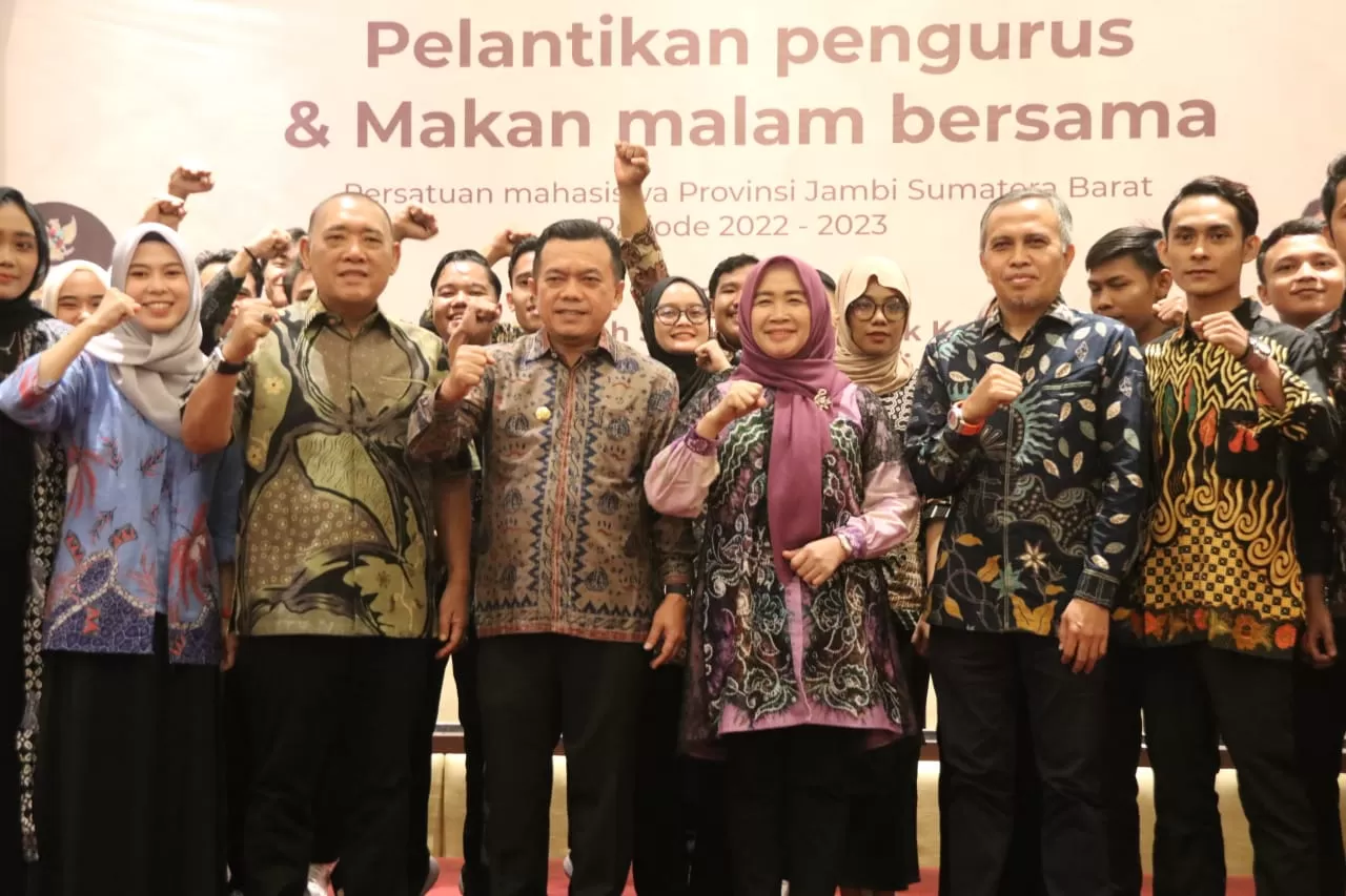 Gubernur Al Haris bersama pengurus Persatuan Mahasiswa Jambi di Sumatera Barat (istimewa)