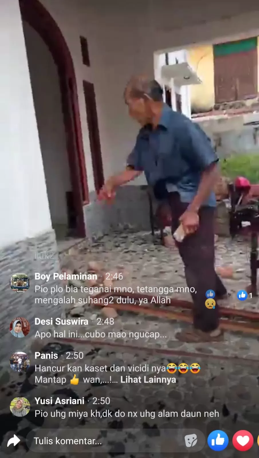 Viral Video Seorang Kakek di Kerinci Hancurkan Kaca Rumah - Metro Jambi