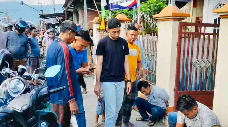 Dua orang terduga pengedar narkotika di Kota Sungai Penuh ditangkap di kantor salah satu partai politik (Metrojambi.com/Dedi Aguspriadi)