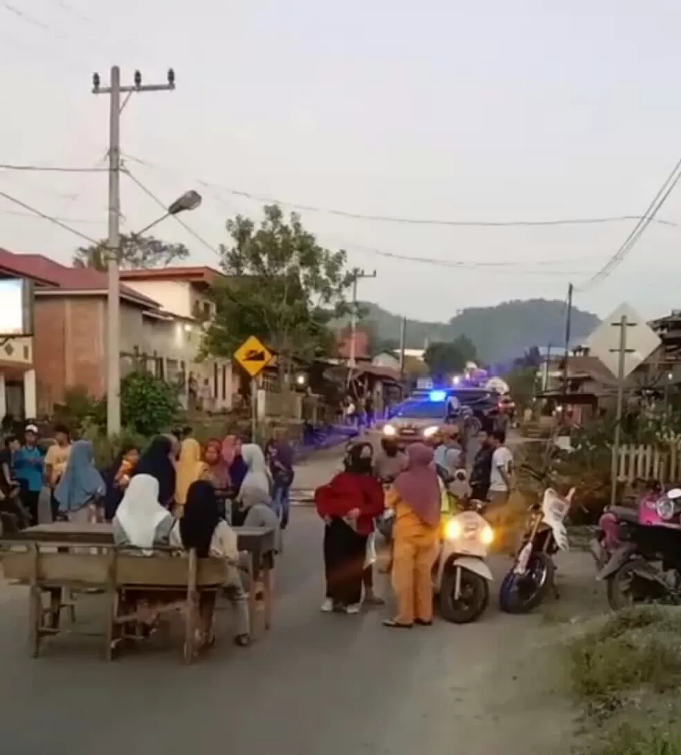 Warga Perentak, Kabupaten Merangin memblokir jalan nasional yang menghubungkan Kerinci - Bangko, Selasa (12/9/2023) (Dokumentasi Metrojambi.com)