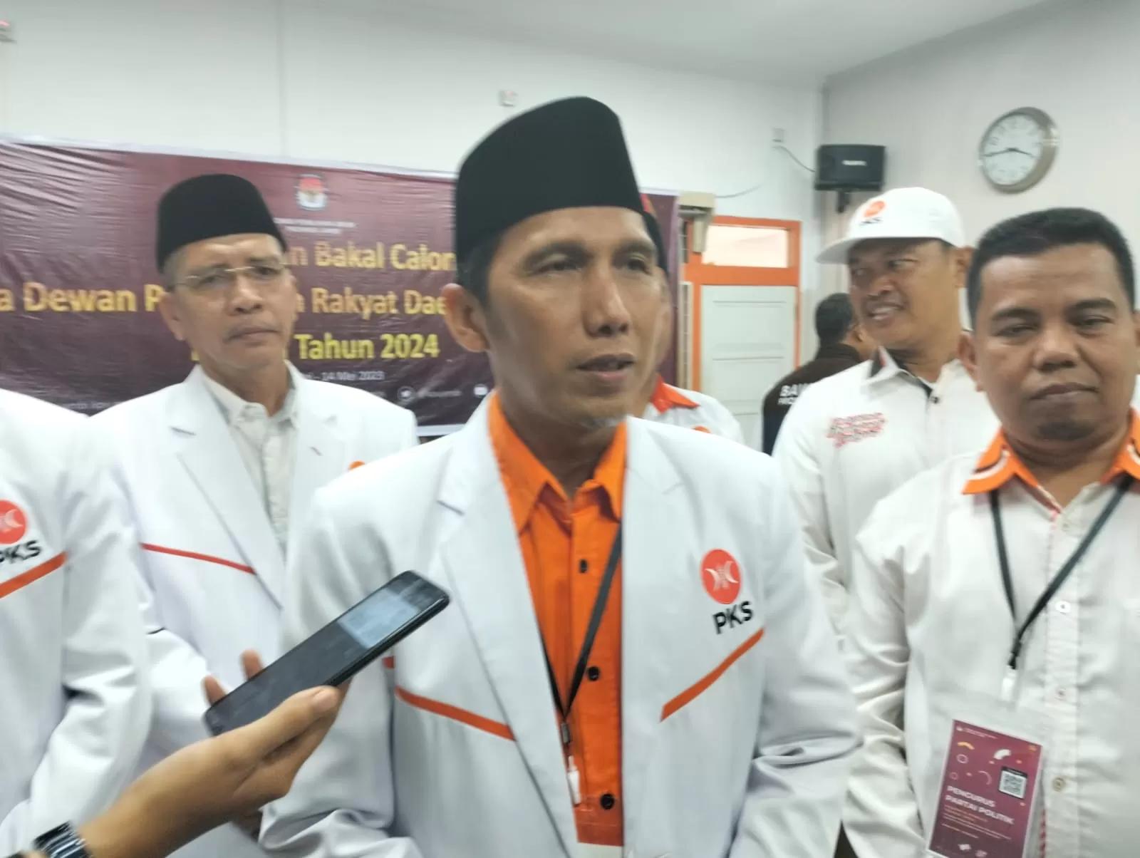 Ketua DPW PKS Provinsi Jambi Heru Kustanto saat diwawancarai wartawan, Senin (18/9/2023). (Anil Hakim )