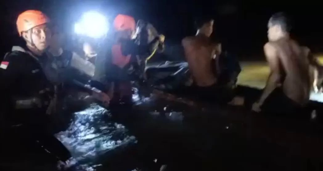 Tim SAR Gabungan evakuasi jenazah Aksel (15) yang tenggelam di Sungai Batang Tebo (M Ichsan)