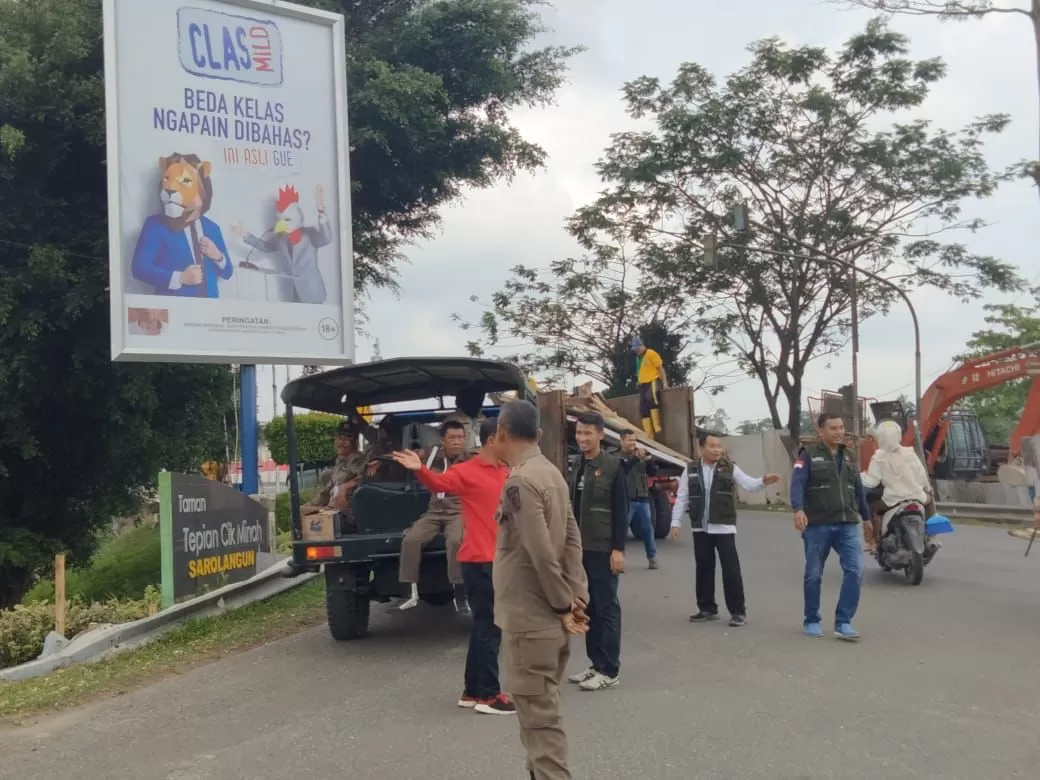 Bawaslu Sarolangun Tertibkan Baliho Caleg Melanggar Aturan Sebagian Dibuang Ke Tempat Sampah 