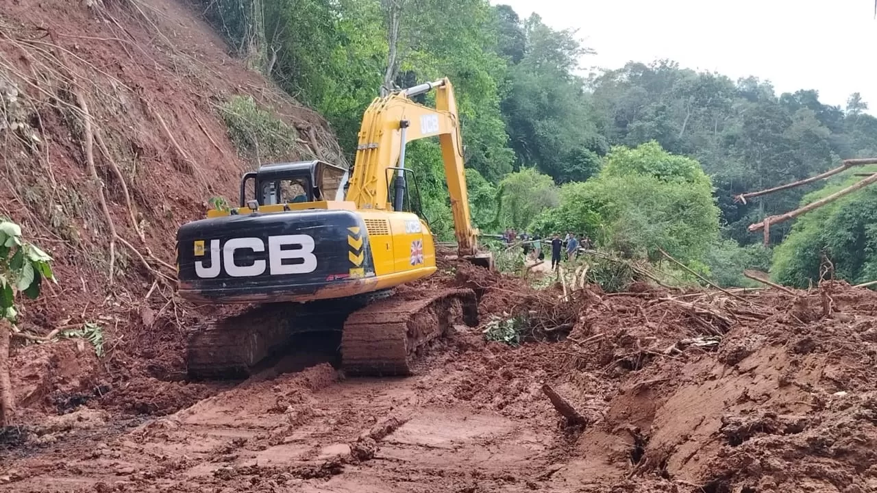 Usai Tertutup Longsor, Jalan Penghubung Kecamatan Di Bungo Sudah Bisa ...