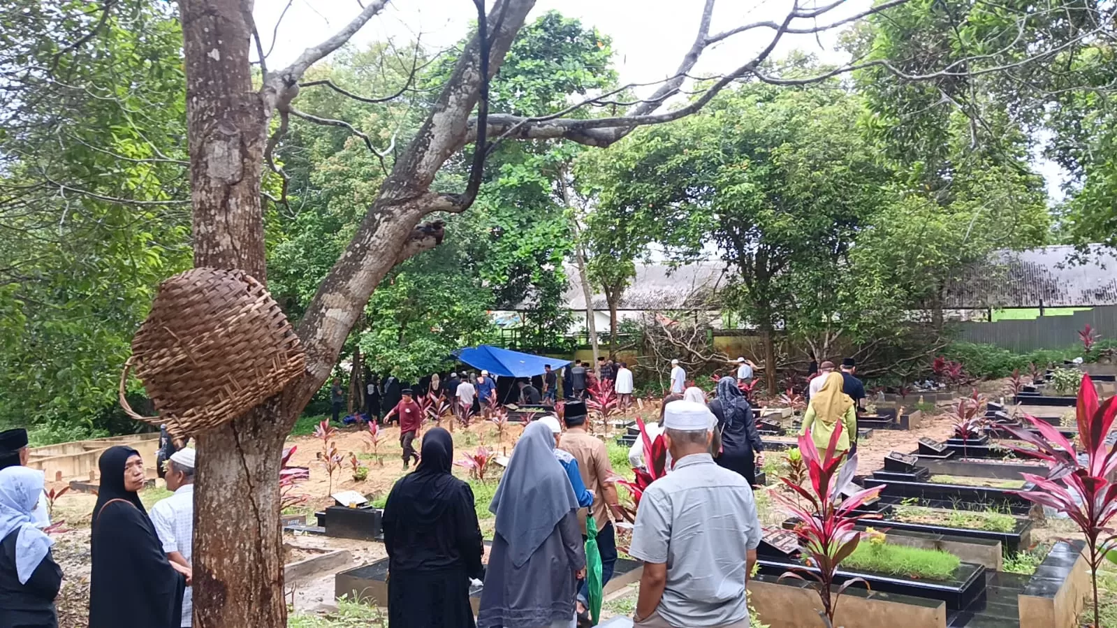 Pemakaman jenazah Fauzi, warga Jambi korban kecelakaan helikopter di Kalimantan.   (Metrojambi.com)