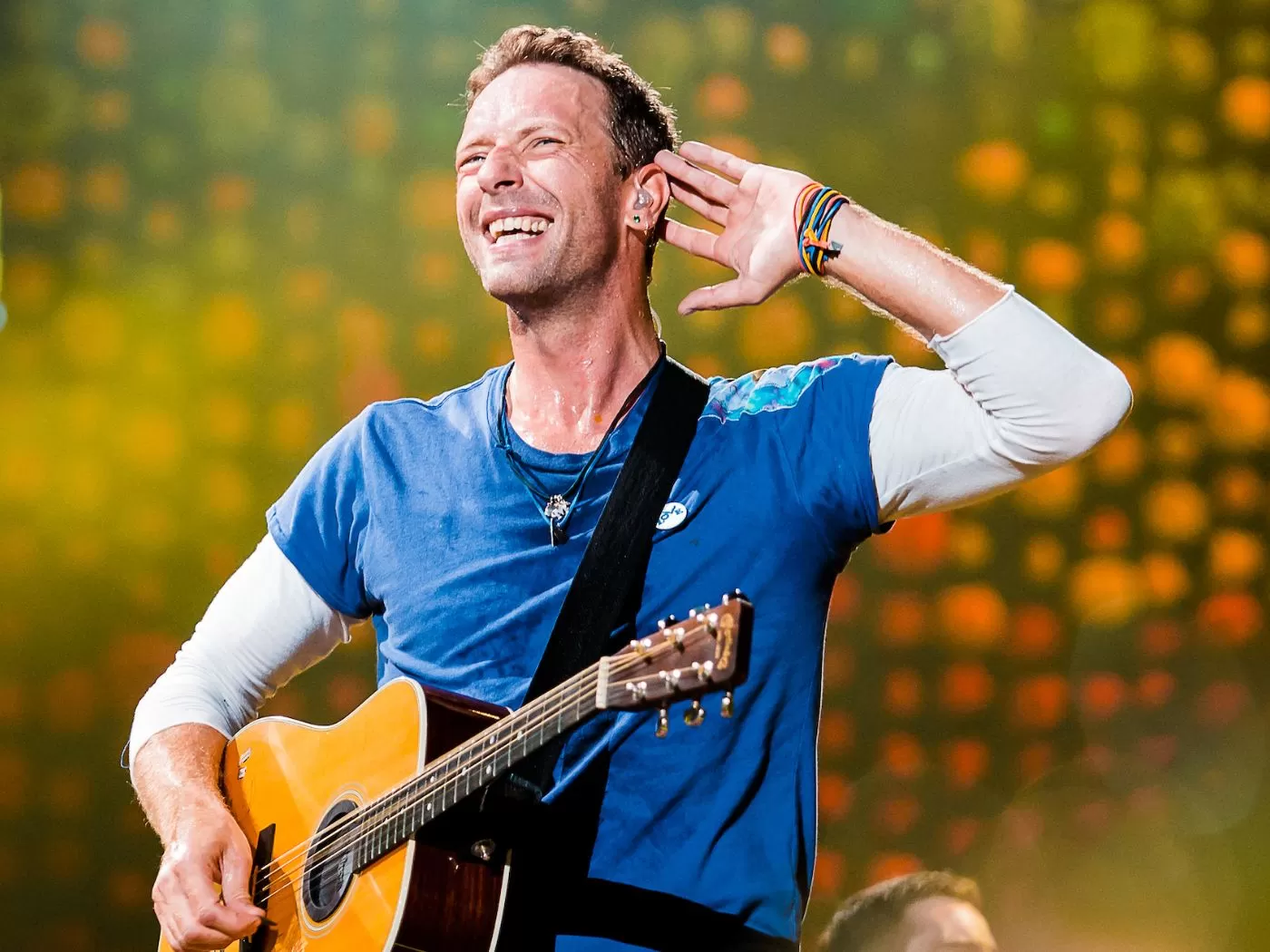 Buka Konser Coldplay Di Jakarta, Sang Vokalis Chris Martin Ucapkan