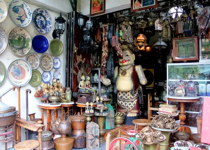 Pasar barang antik (Grafis Nusantara )