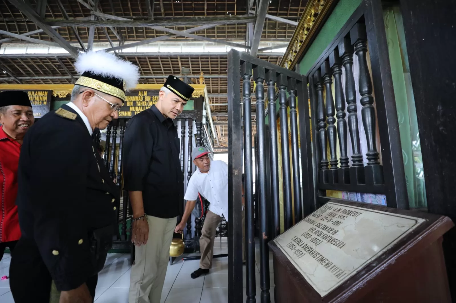 Usai Ziarah Ke Makam Raja Raja Kutai Kartanegara Ganjar Sampaikan Pesan Untuk Tidak Melupakan