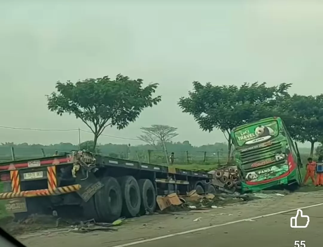 Detik-detik Kecelakaan Bus Restu Tabrak Truk Beton Paku Bumi, 2 Korban ...