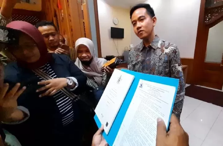 Jokowi Dan Anaknya Dianggap Sama-sama Memiliki Ijazah Palsu ...