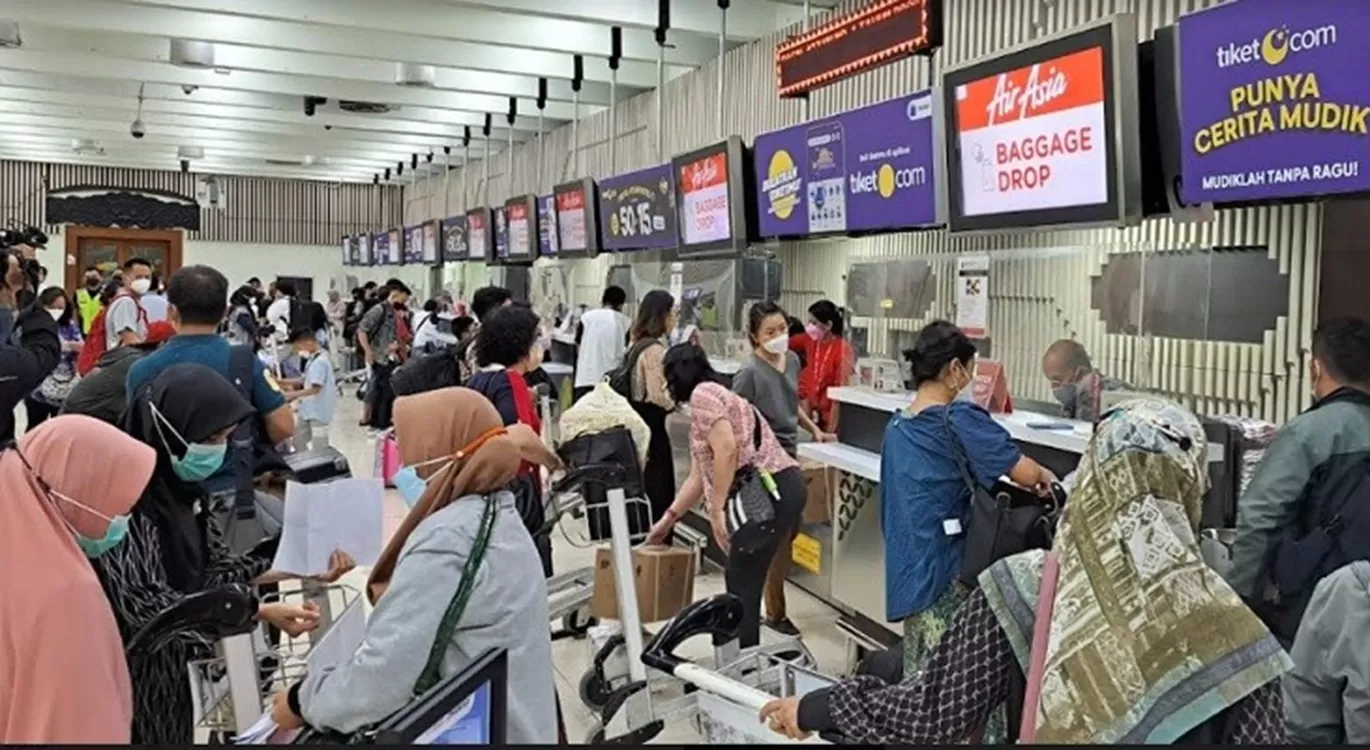 H-5 Natal, Pergerakan Penumpang Di Bandara Soetta Tangerang Mulai ...