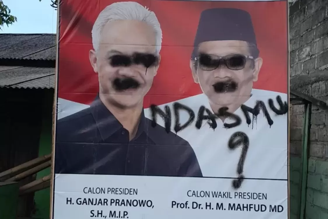 Baliho Pasangan Ganjar Pranowo-Mahfud MD Di Jawa Timur Jadi Korban ...