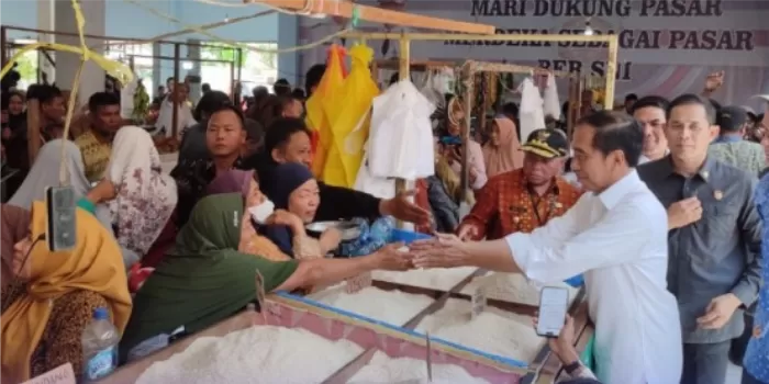 Presiden Jokowi Meninjau Stabilitas Harga Bahan Pokok Di Pasar Merdeka ...