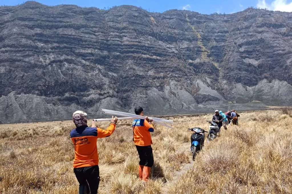 Jaringan Air Rusak Akibat Kebakaran Bromo Ke Desa Ngadas Capai 6 KM ...