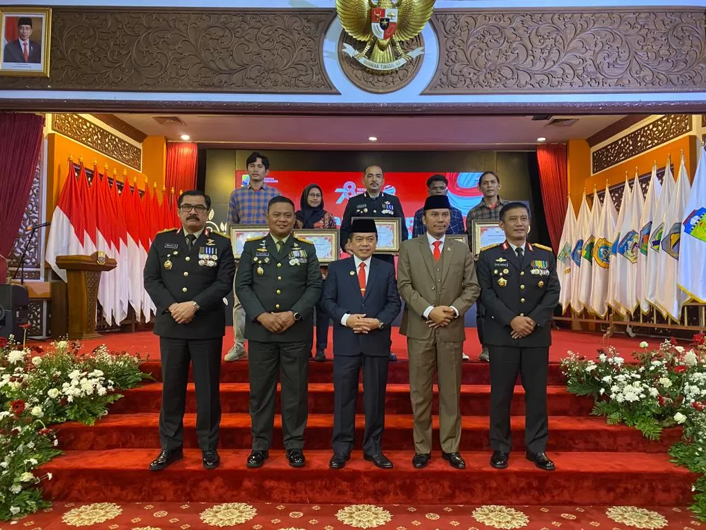 Gubernur Jambi Al Haris foto bersama perwakilan tim ekspedisi Merah Putih Atap Sumatera