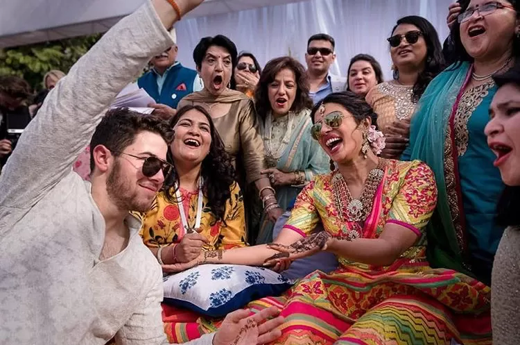 Tradisi Mehendi dan Sangeet Menjelang Pernikahan Nick Jonas dan Priyanka Chopra (thebridedept.com)