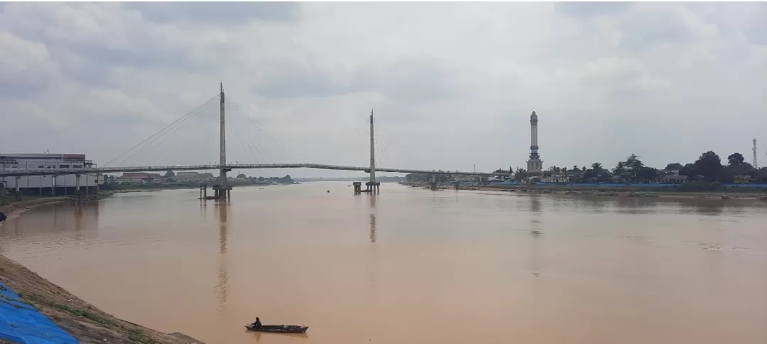 Debit Sungai Batang Hari Surut Dibawah Normal, Kapal Tongkang sulit melintas. (Ali Ahmadi/Jambione.com)