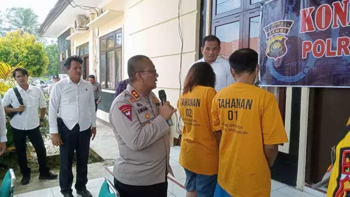 Kapolres Sarolangun AKBP Imam Rachman merilis pasangan Sejoli  yang diamankan saat mengantar sabu ke Sarolangun, Jumat (8/9/23).  (Istimewa resnarkoba Polres Sarolangun)