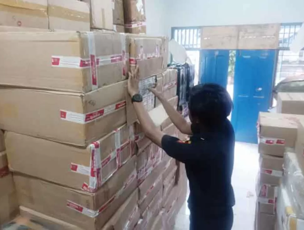 Petugas Bea Cukai Jambi memeriksa kotak berisi barang bukti rokok ilegal bernilai ratusan juta yang berhasil diamankan