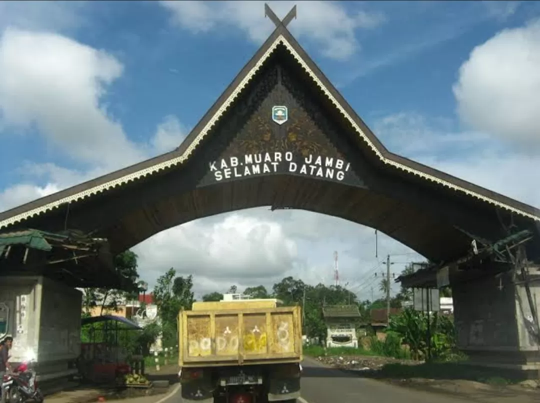 Gapura selamat datang di Kabupaten Muaro Jambi. (Istimewa/Jambione.com)
