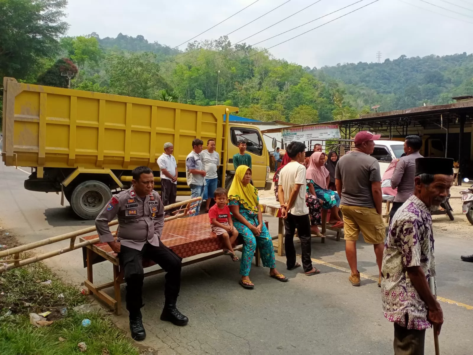 Warga Perentak kembali memblokir jalan Bangko-Kerinci, Kamis (14/9/2023).