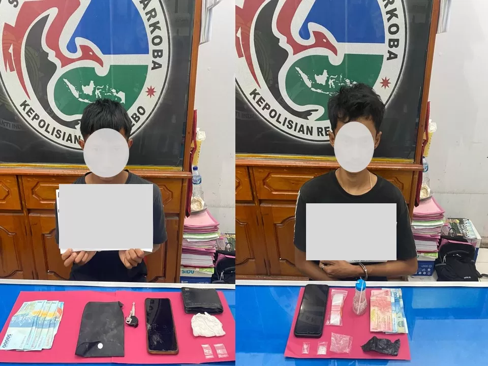 Foto: Dua orang  Tersangka pengedar narkoba yang diamankan Satresnarkoba Polres Tebo  (Zainur Rizal )