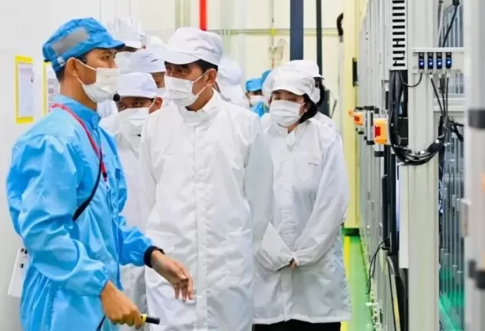 Presiden RI Joko Widodo meninjau langsung pabrik baterai mobil listrik PT Hyundai LG Industry. (FOTO: JawaPos.com)