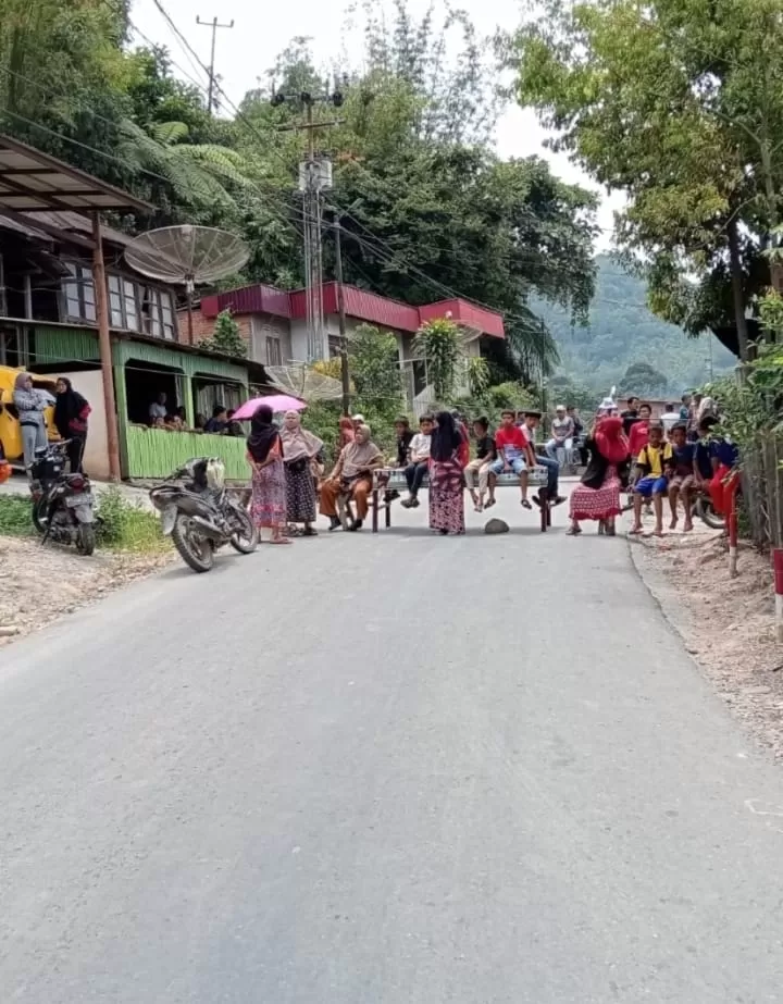 arga Pulau Sangkar, Kecamatan Batang Merangin, Kerinci memblokir jalan lintas Kerinci-Bangko, Minggu (17/9/2023).  (Suadi Arabia)