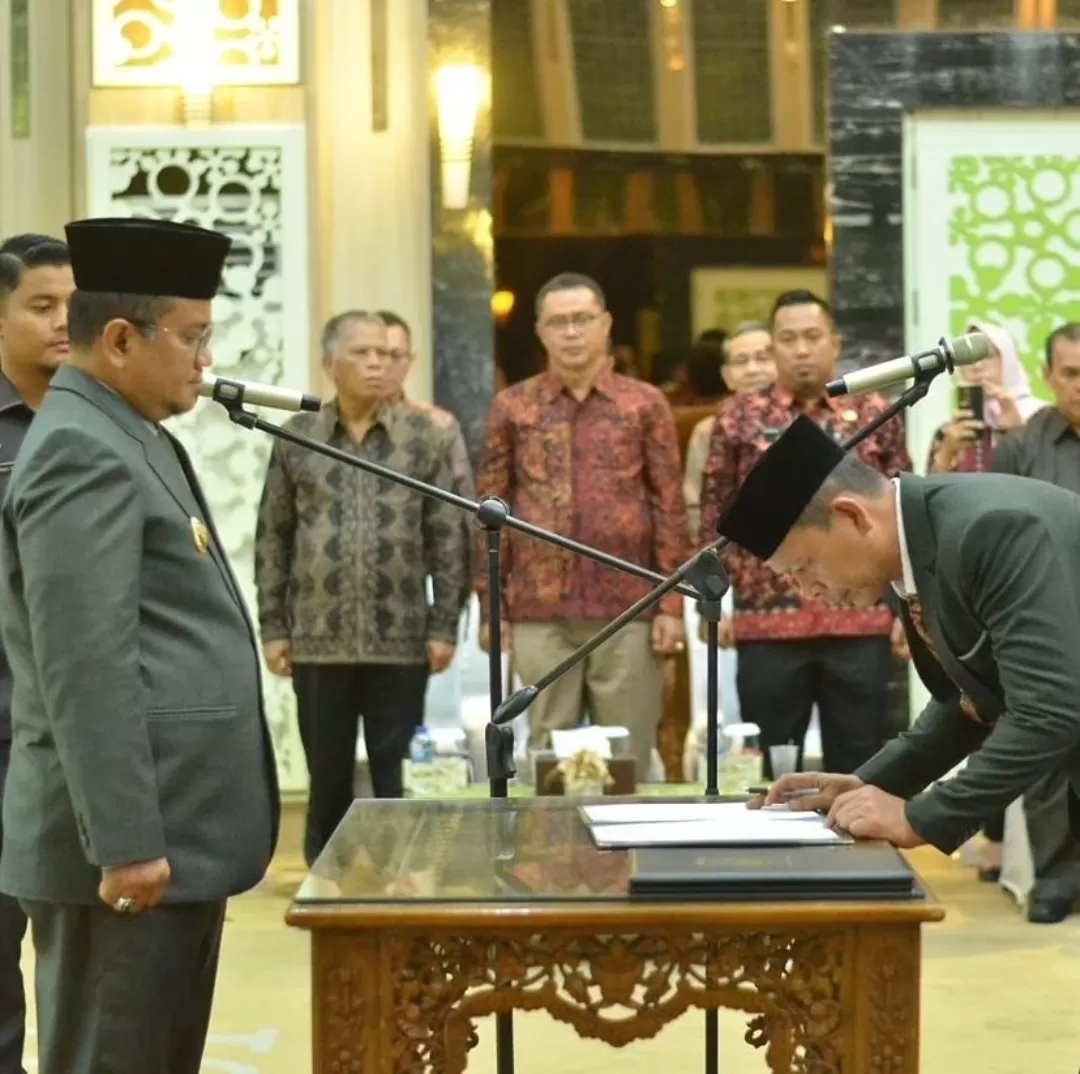 Wakil Wali Kota Jambi, Maulana saat melantik sejumlah pejabat pada Jumat malam (15/9/2023). (Foto : instagram @kecamatanpelayangan)