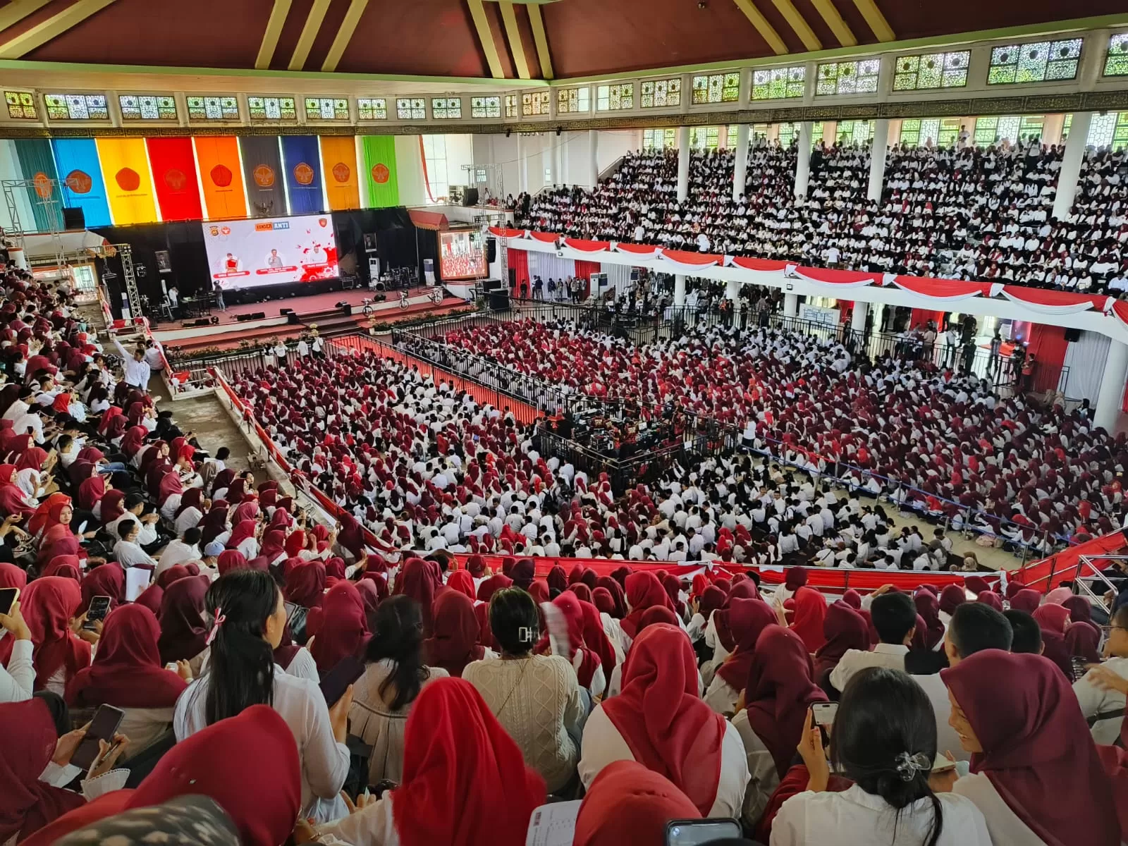 Ribuan mahasiswa Unja berbusana merah putih memenuhi balirung Pinang Masak di Konser Anti Radikal 
