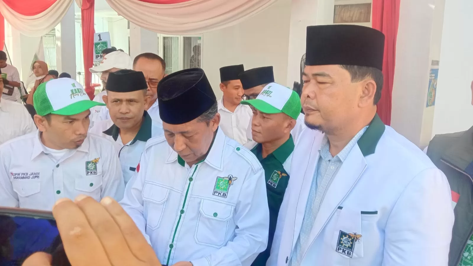 Sekretaris DPW PKB Jambi Elpisina (kanan) dan Ketua Dewan Syuro Abdullah Sani (tengah) saat mendaftar ke KPU Provinsi Jambi.