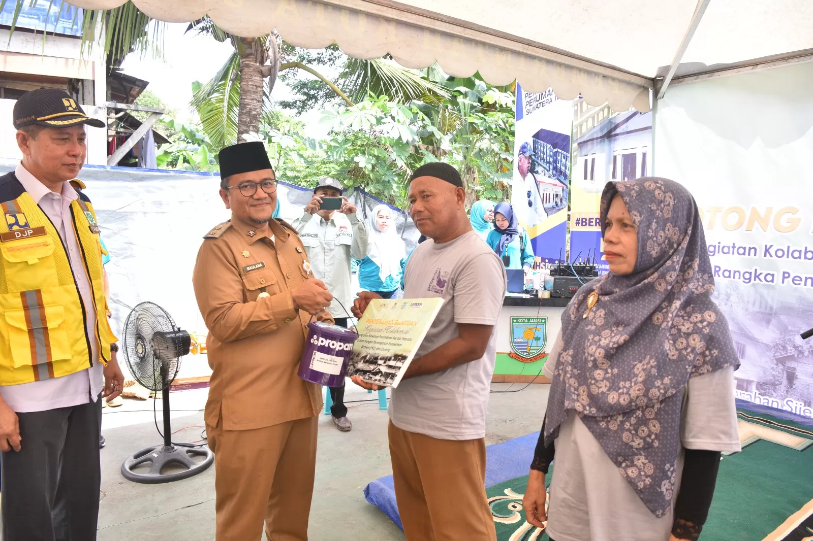 Maulana Resmikan Program Gotong Royong Penanggulangan Kemiskinan ...