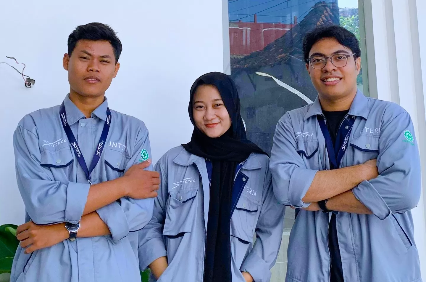 Irena Audyna Naomi, mahasiswi sarjana terapan D-4 Teknik Mesin, Fakultas Vokasi, UNESA (tengah) pamer sertifikat penghargaan yang diperolehnya saat menjalani program MSIB di PT Stechoq Robotika Indone (UNESA)
