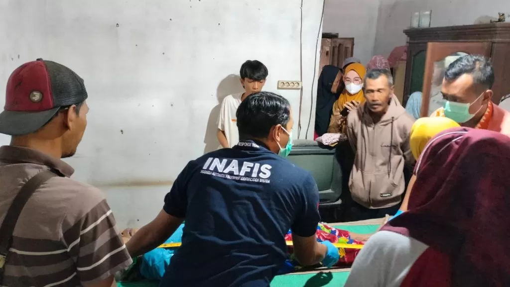Tim kepolisian dan INAFIS saat melakukan olah TKP di Desa Kacangan, Ngunut Tulungagung Jawa Timur. (Humas Polri)
