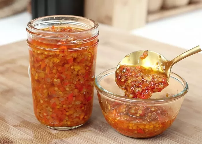 Resep Sambal Bawang Ala Bu Rudy Surabaya, Pedasnya Awet Tanpa Pengawet! (YouTube Devina Hermawan)