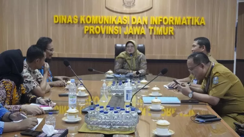 Suasana rapat bicarakan optimalisasi penyiaran di Jawa Timur. (Kominfo Jatim)