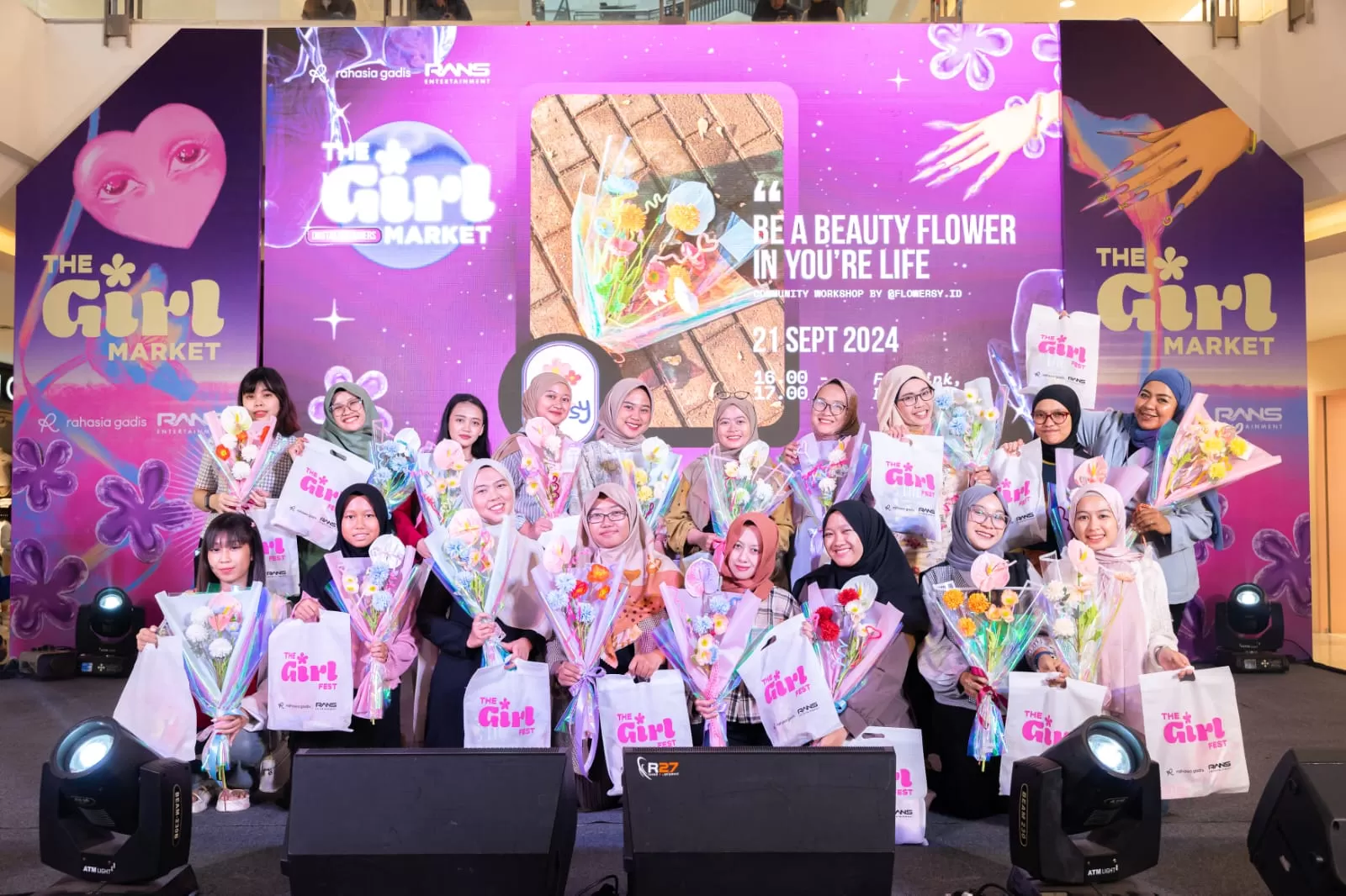 Workshop pembuatan buket bungan dengan tema dengan tema &lsquo;Be A Beauty Flower In Your Life&rsquo;yang diikuti oleh gadis-gadis Bandung