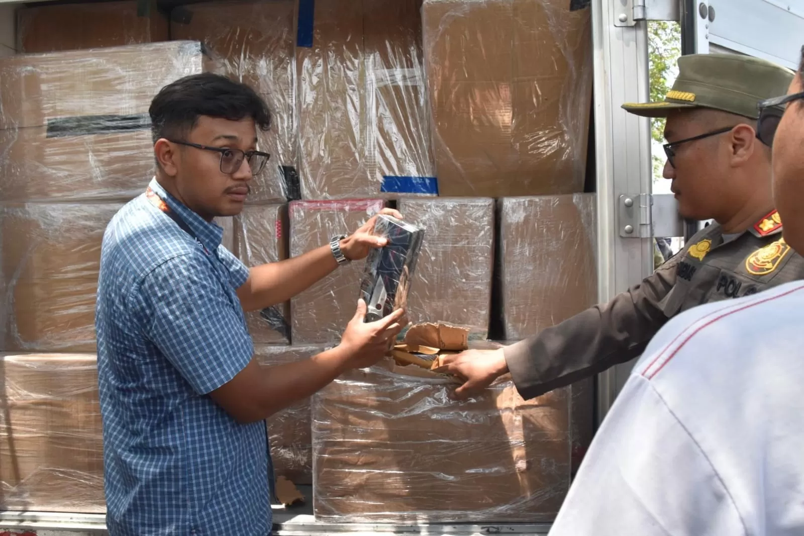 Satpol PP Kota Surabaya bersama Bea Cukai Sidoarjo berhasil mengamankan 1.475.000 batang rokok ilegal. (Pitutur.id)