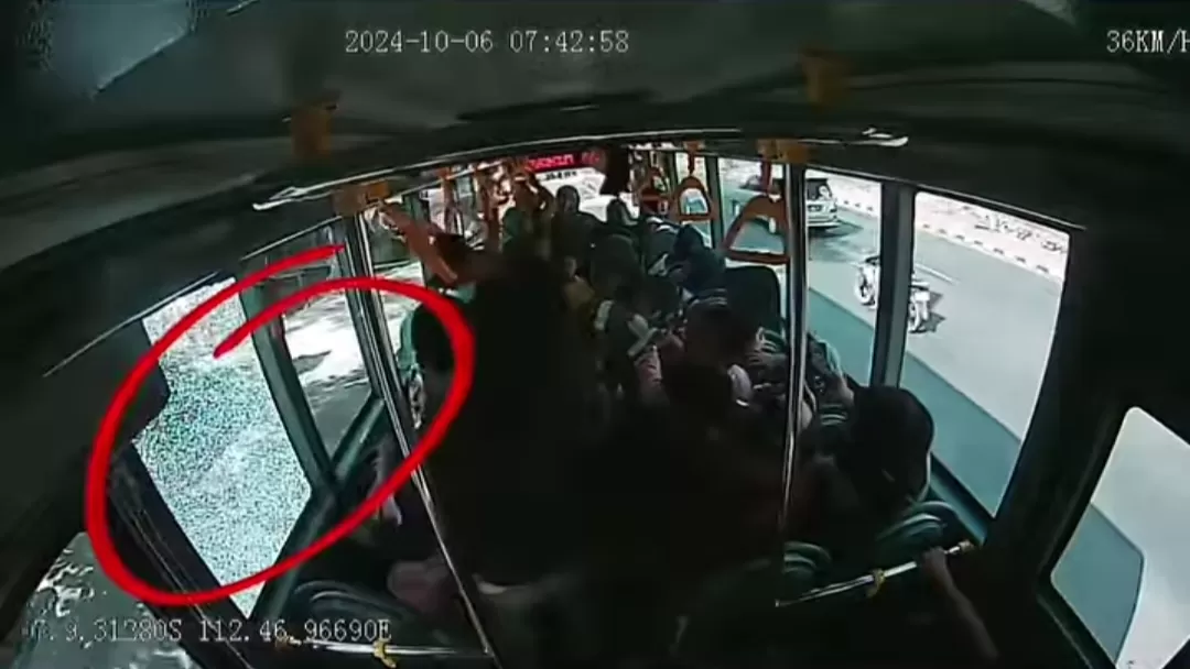 Kondisi kaca jendela Bus Trans Jatim pecah imbas aksi pelemparan batu yang dilakukan oknum di Jalan Akses Jembatan Suramadu, Bangkalan, Jawa Timur