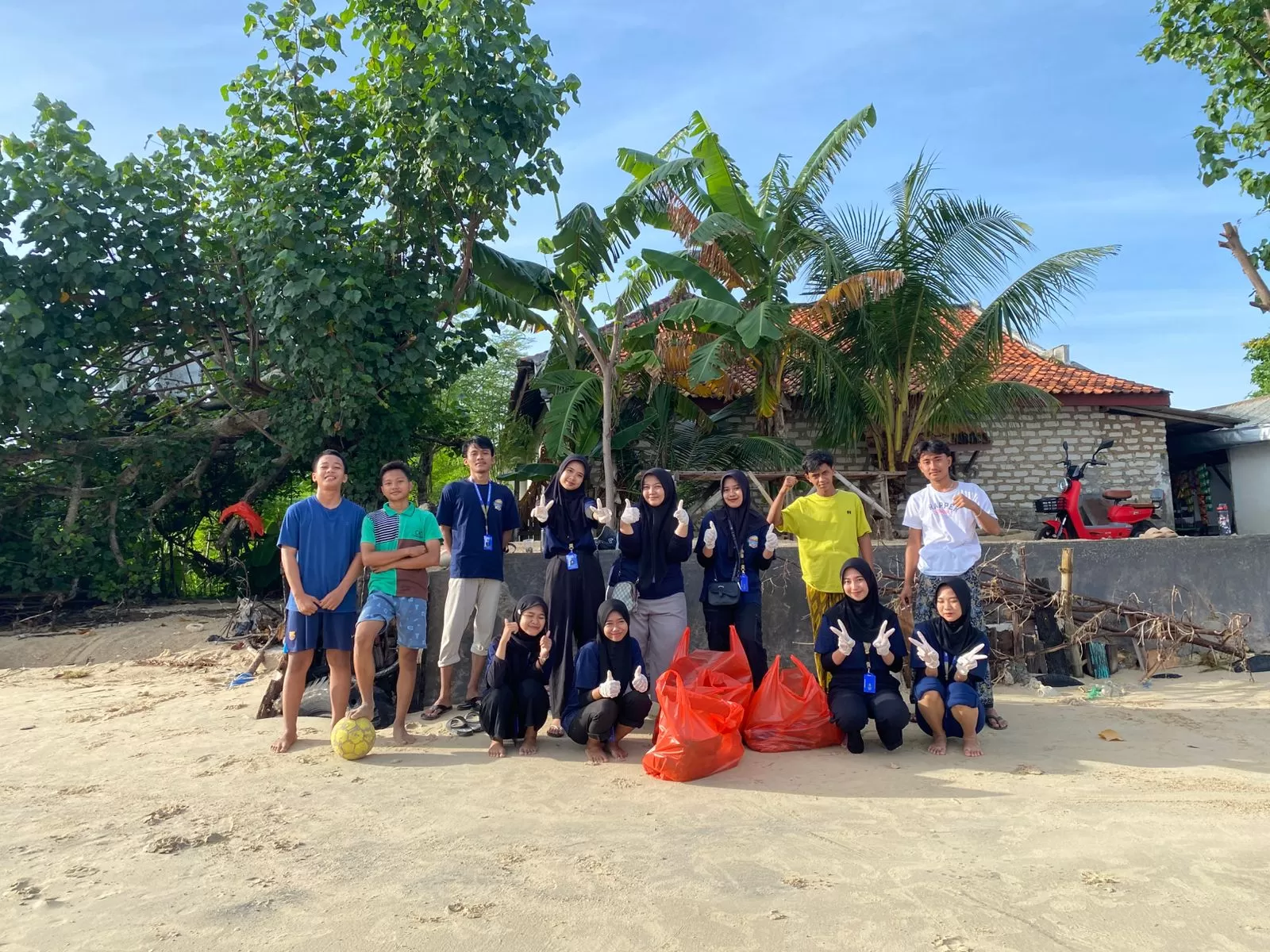 Mahasiswa KKN UTM gandeng masyarakat Desa Paseseh lakukan bersih pantai di Pantai Kramat (KKN 30 UTM)