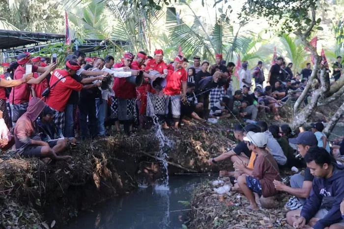 Bupati Tabanan, I Komang Gede Sanjaya, ketika menghadiri lomba mancing pada Minggu, 3 September 2023. (ist)