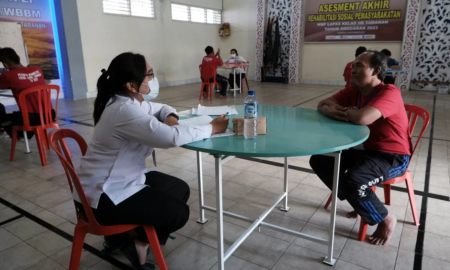 LAPAS Kelas IIB Tabanan melaksanakan kegiatan asesmen akhir bagi para WBP peserta rehabilitasi sosial narkotika, di Aula Candra Prabhawa Lapas Tabanan, Senin (4/9/2023). (posbali.net/ist)